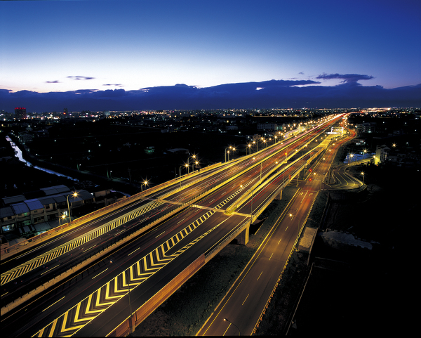 羅東交流道南入北出匝道夜景與車軌