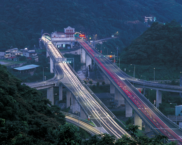 雪山隧道北口與坪林交流道車軌